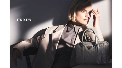 prada sale sulla schiena per salirevsull'aereo|prada online shopping italy.